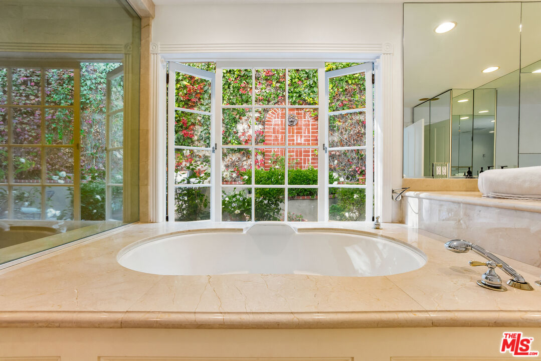 9315 Beverly Crest Dr