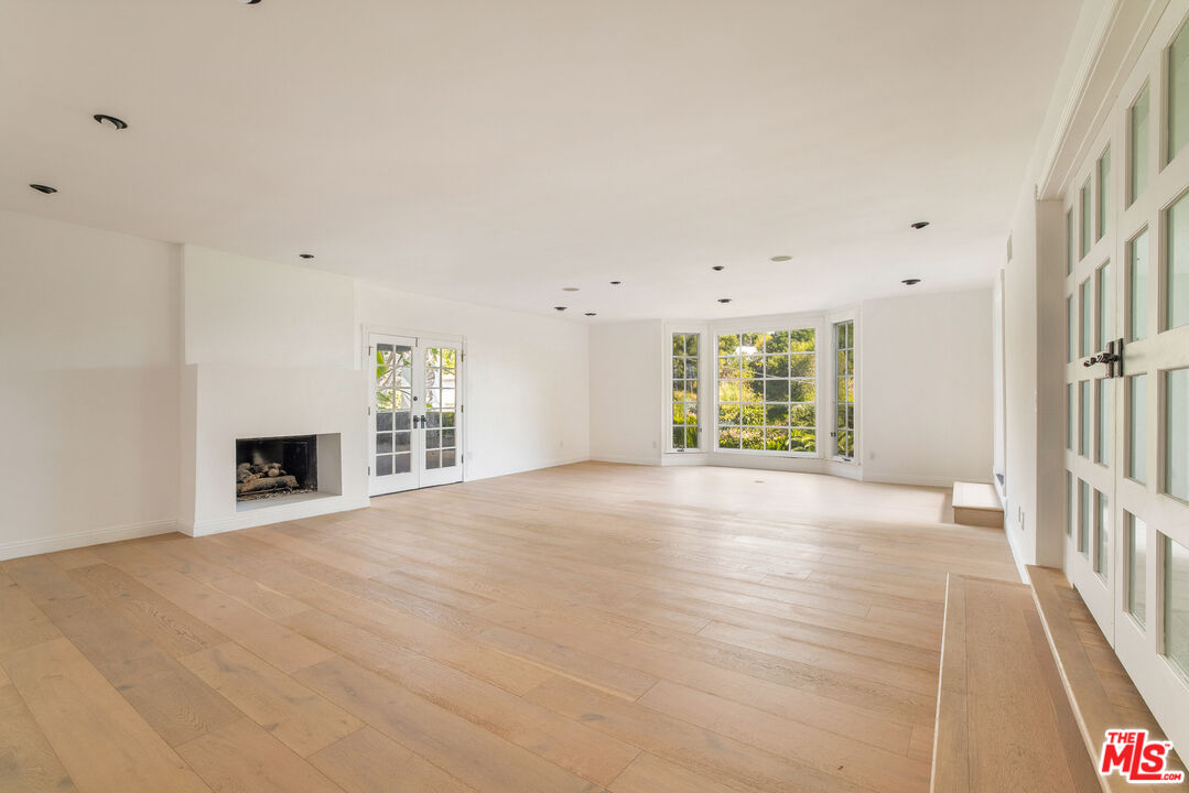 9315 Beverly Crest Dr