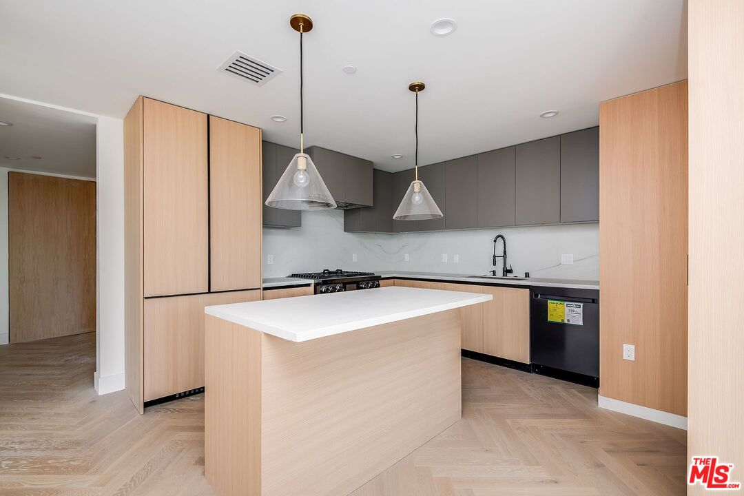 10352 Riverside Dr Unit: 303