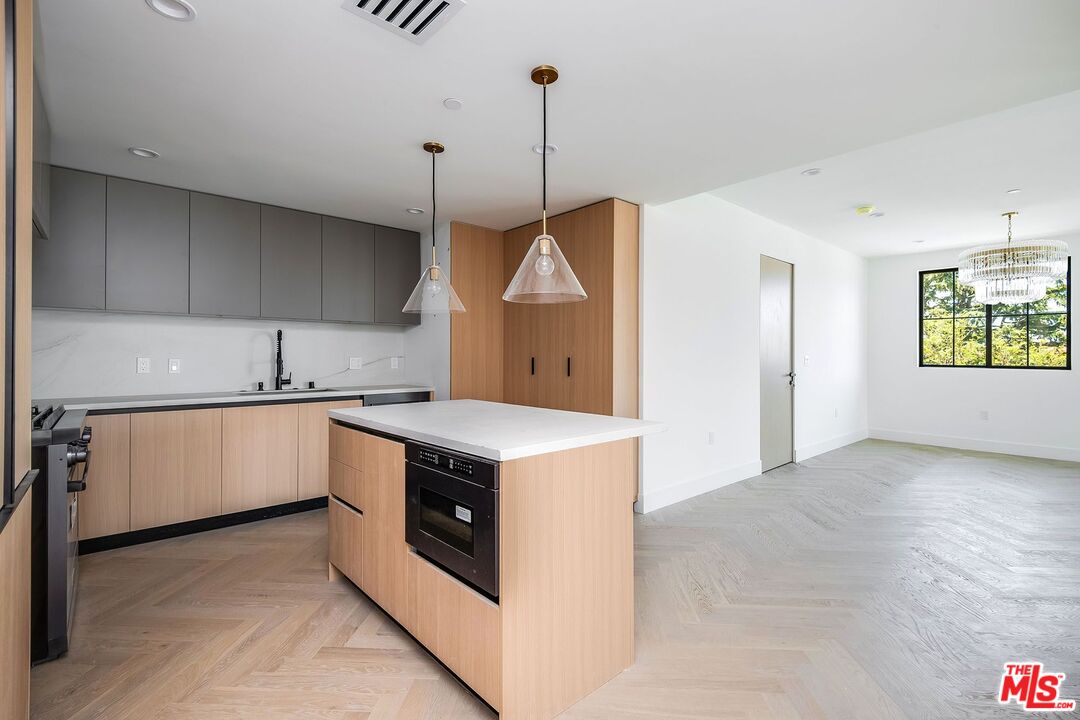 10352 Riverside Dr Unit: 303