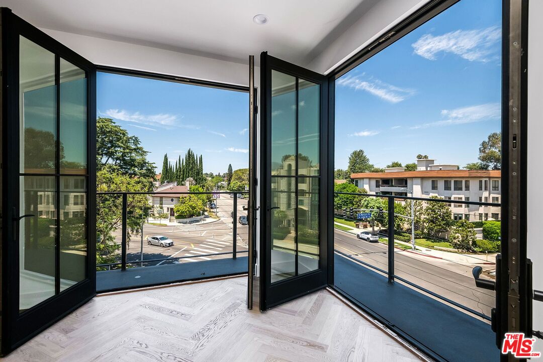10352 Riverside Dr Unit: 303
