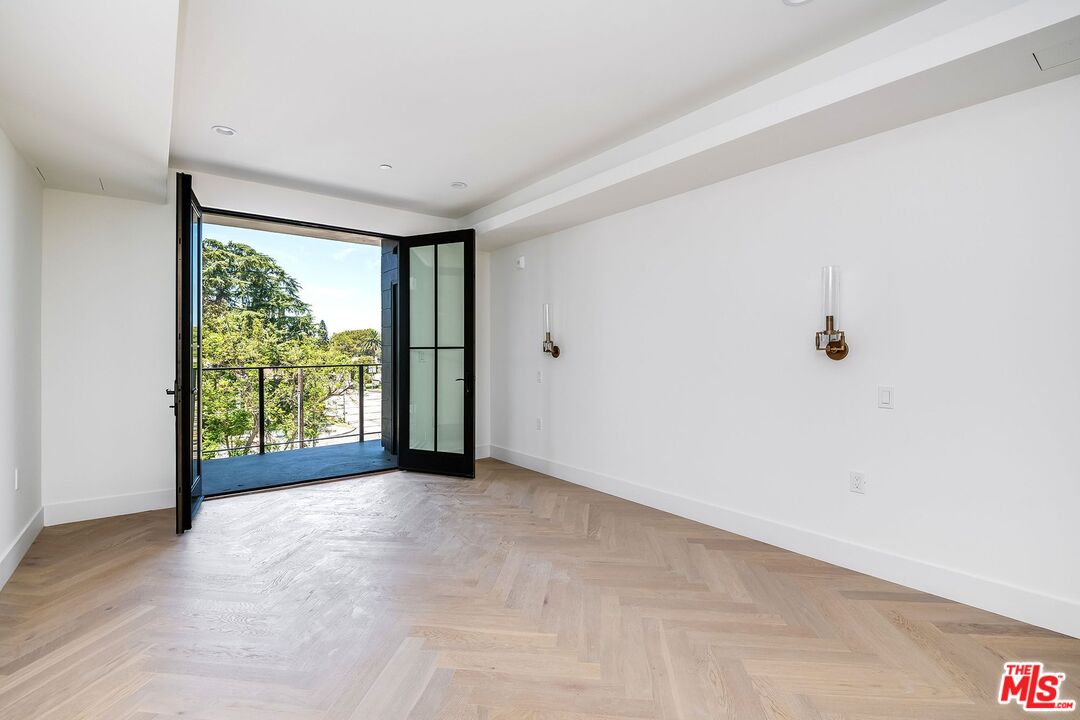 10352 Riverside Dr Unit: 303