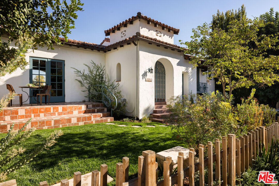 2226 Moreno Dr, Silver Lake
