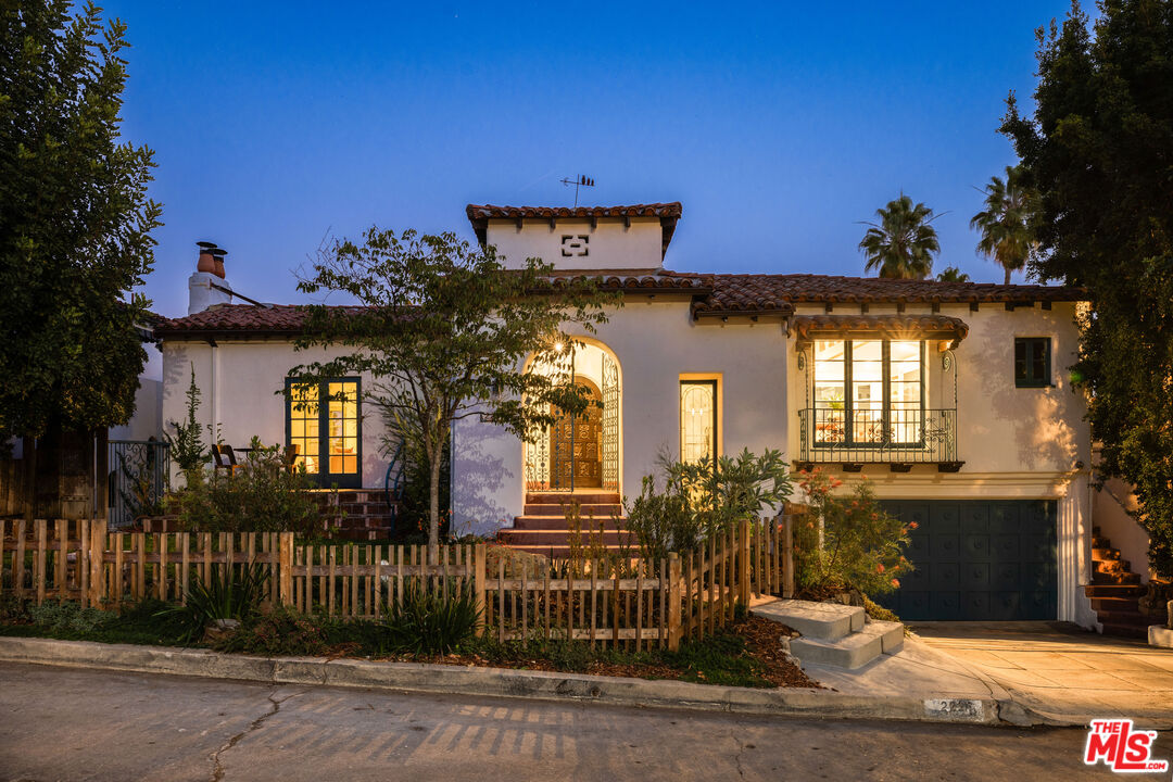 2226 Moreno Dr, Silver Lake