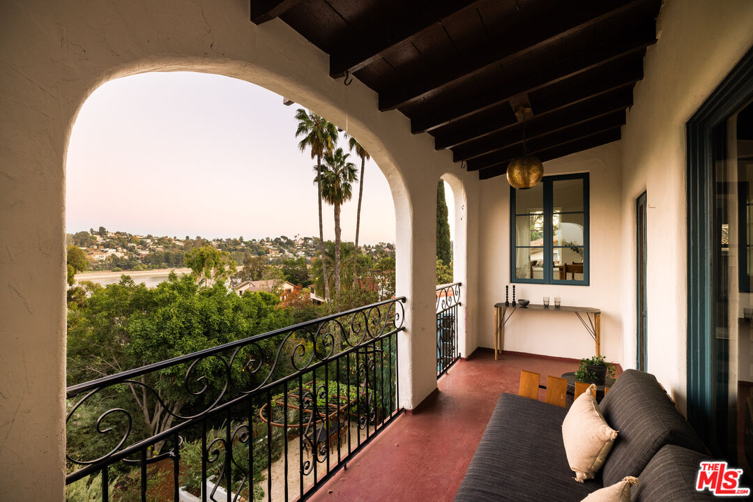 2226 Moreno Dr, Silver Lake