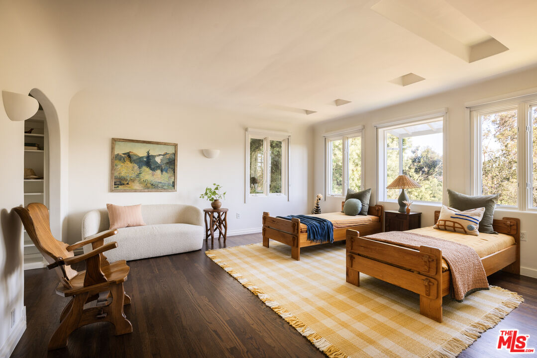 2226 Moreno Dr, Silver Lake