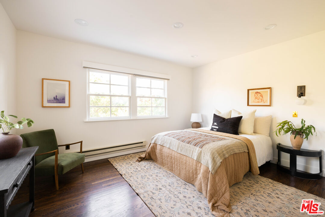 2226 Moreno Dr, Silver Lake