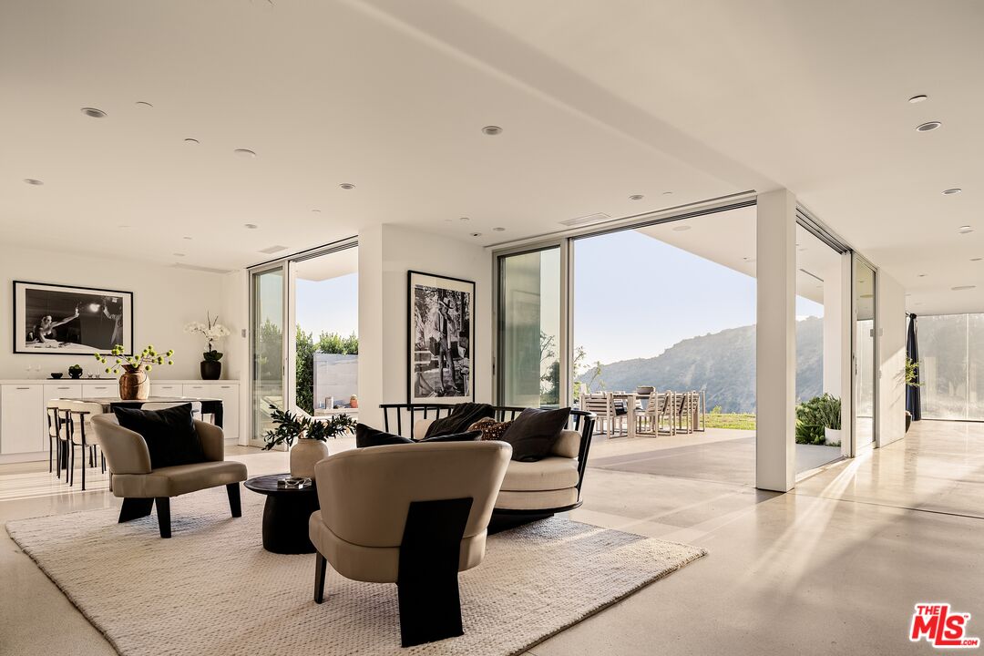 2415 Carman Crest Dr, Sunset Strip