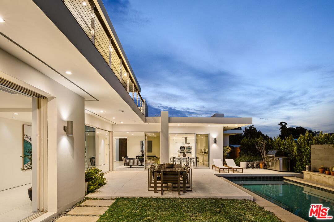2415 Carman Crest Dr, Sunset Strip