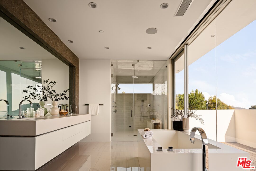 2415 Carman Crest Dr, Sunset Strip