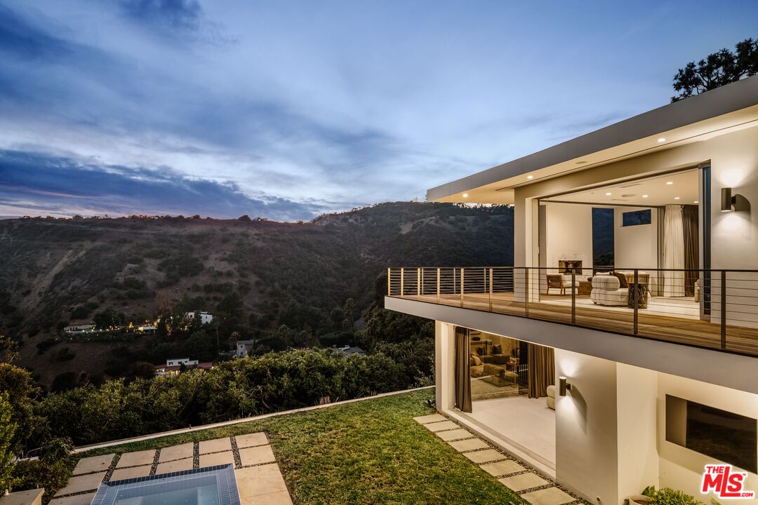 2415 Carman Crest Dr, Sunset Strip