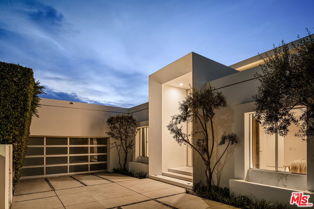 2415 Carman Crest Dr, Sunset Strip
