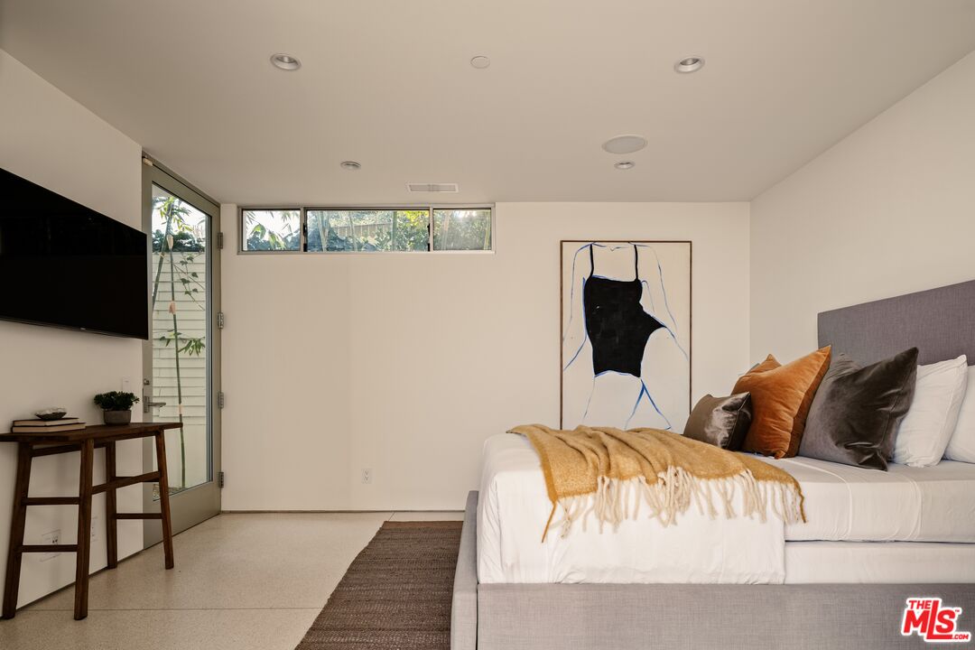 2415 Carman Crest Dr, Sunset Strip