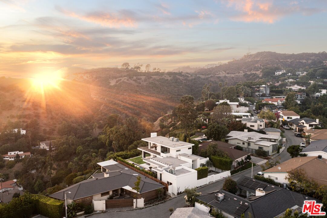 2415 Carman Crest Dr, Sunset Strip