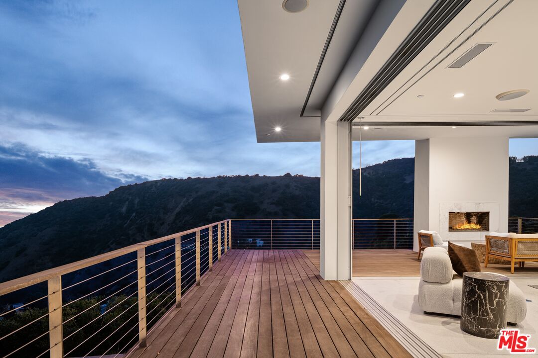 2415 Carman Crest Dr, Sunset Strip