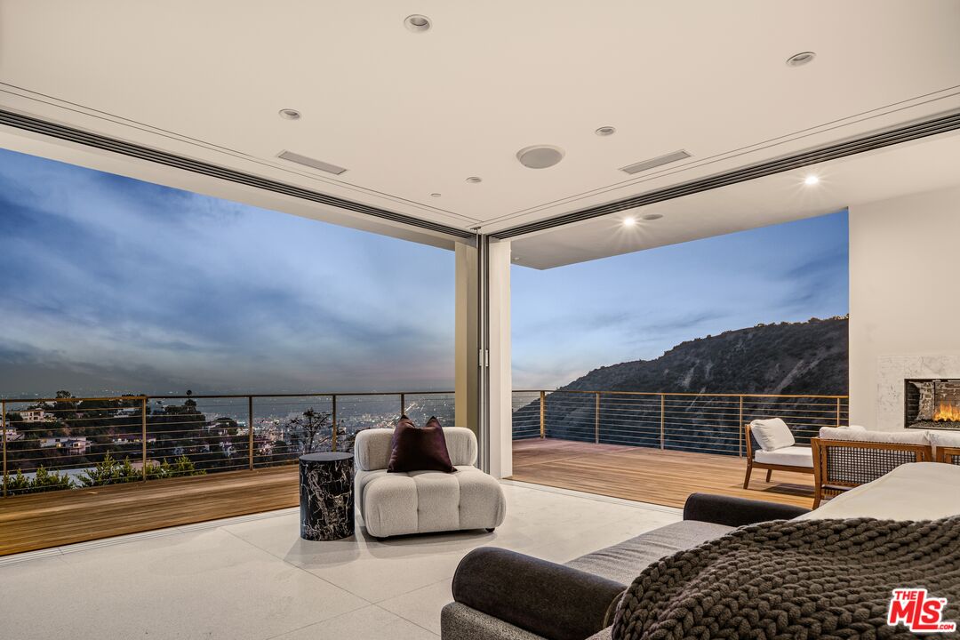2415 Carman Crest Dr, Sunset Strip