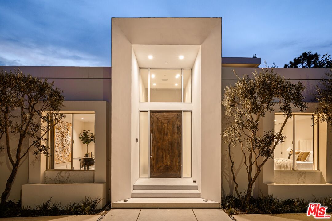 2415 Carman Crest Dr, Sunset Strip