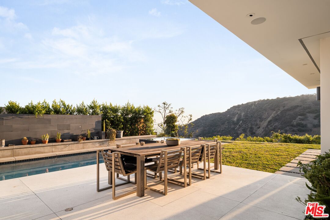 2415 Carman Crest Dr, Sunset Strip