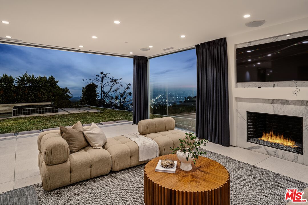 2415 Carman Crest Dr, Sunset Strip