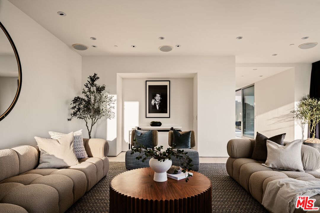 2415 Carman Crest Dr, Sunset Strip