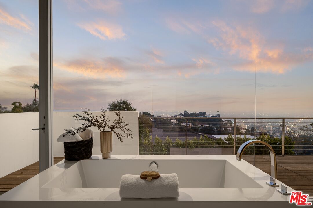 2415 Carman Crest Dr, Sunset Strip