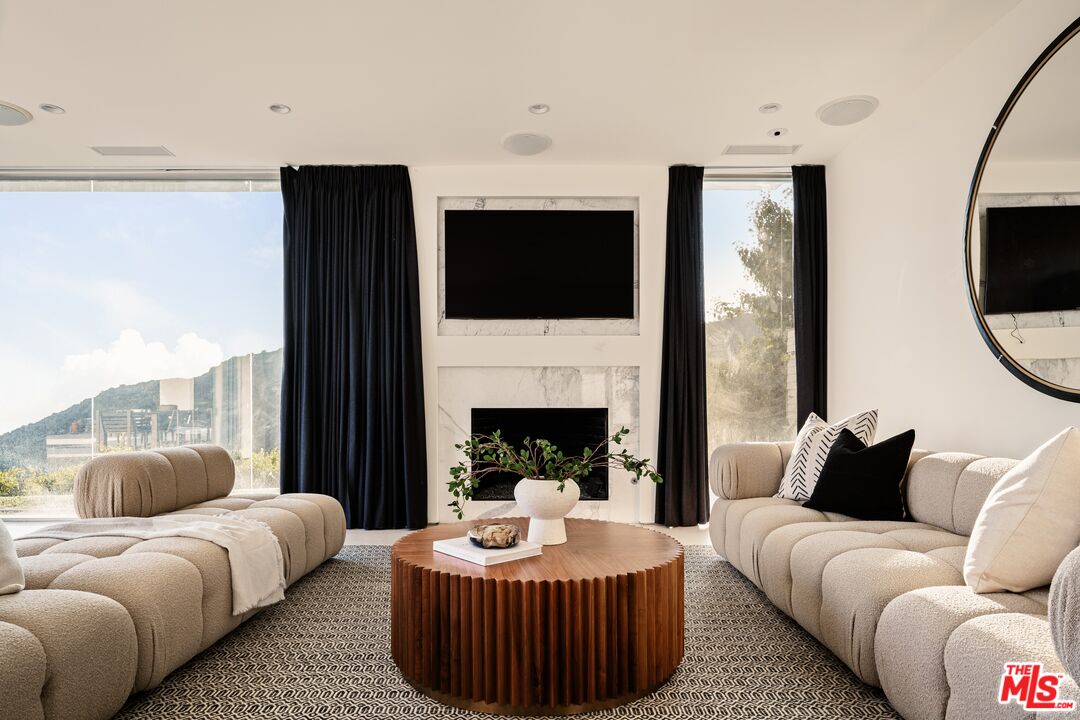 2415 Carman Crest Dr, Sunset Strip