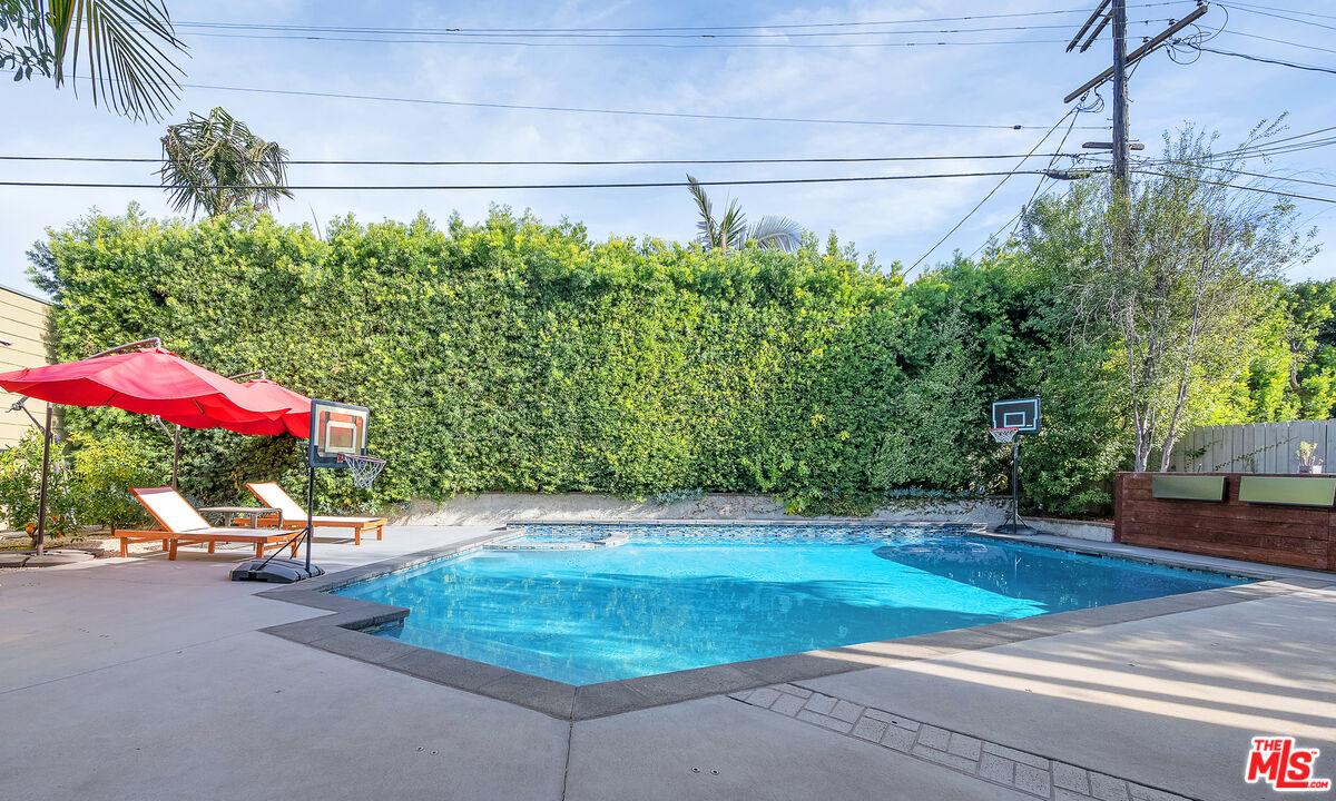 1954 N Bronson Ave