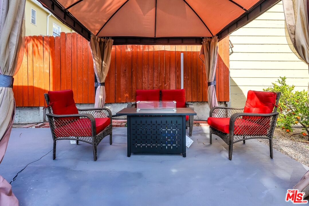 1954 N Bronson Ave