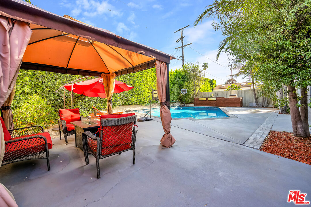 1954 N Bronson Ave