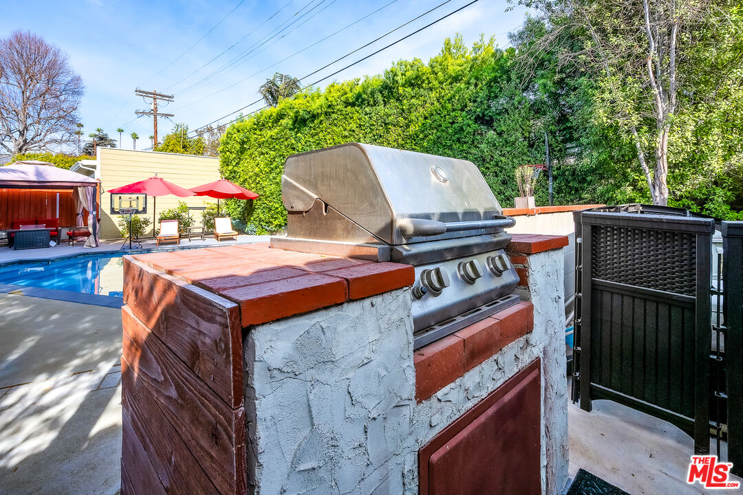 1954 N Bronson Ave
