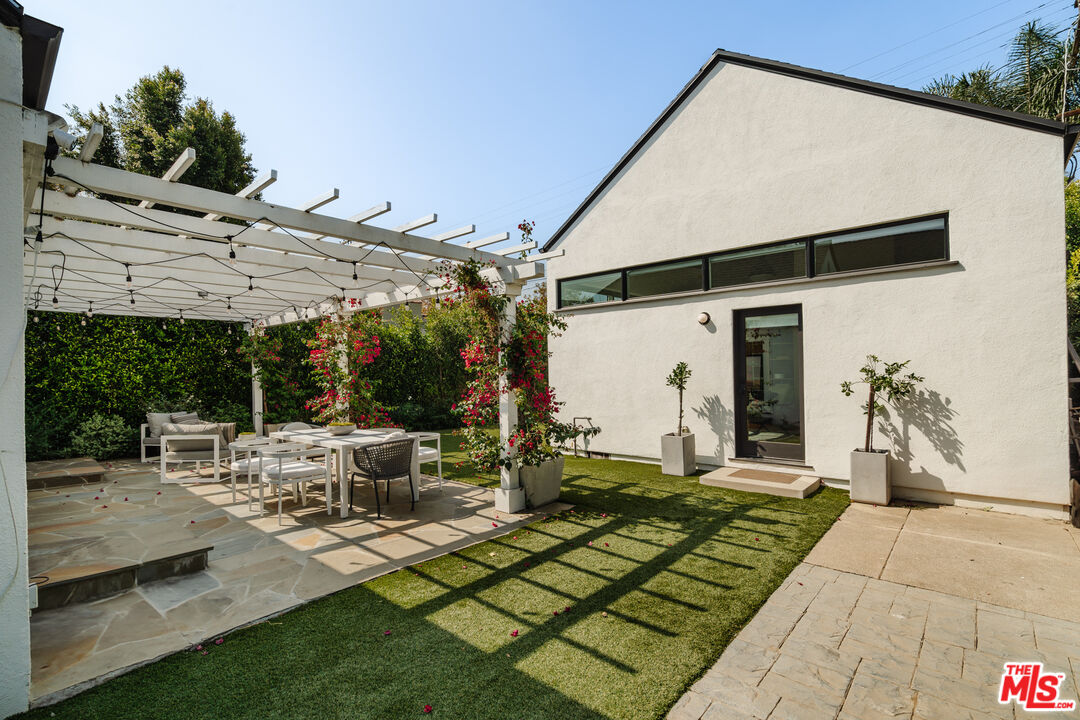 607 N Sierra Bonita Ave, Melrose