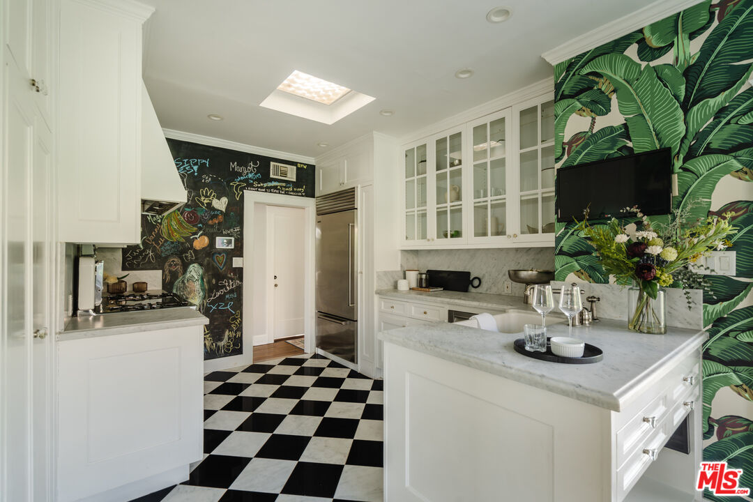 607 N Sierra Bonita Ave, Melrose
