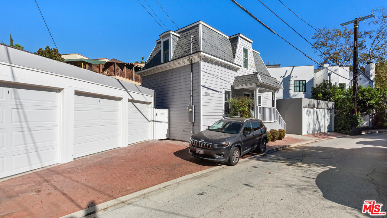 2605 N Beachwood Dr