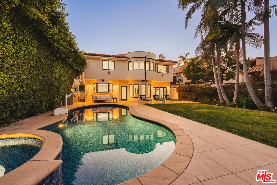633 12th St, Santa Monica
