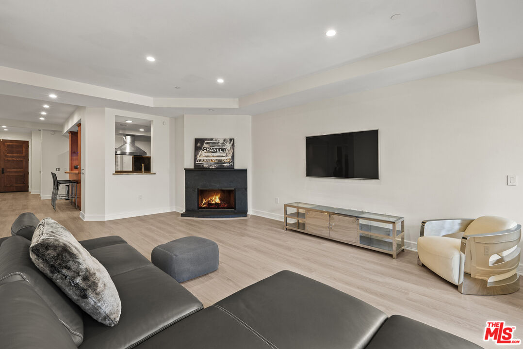 411 N Oakhurst Dr Unit: 210, Beverly Hills