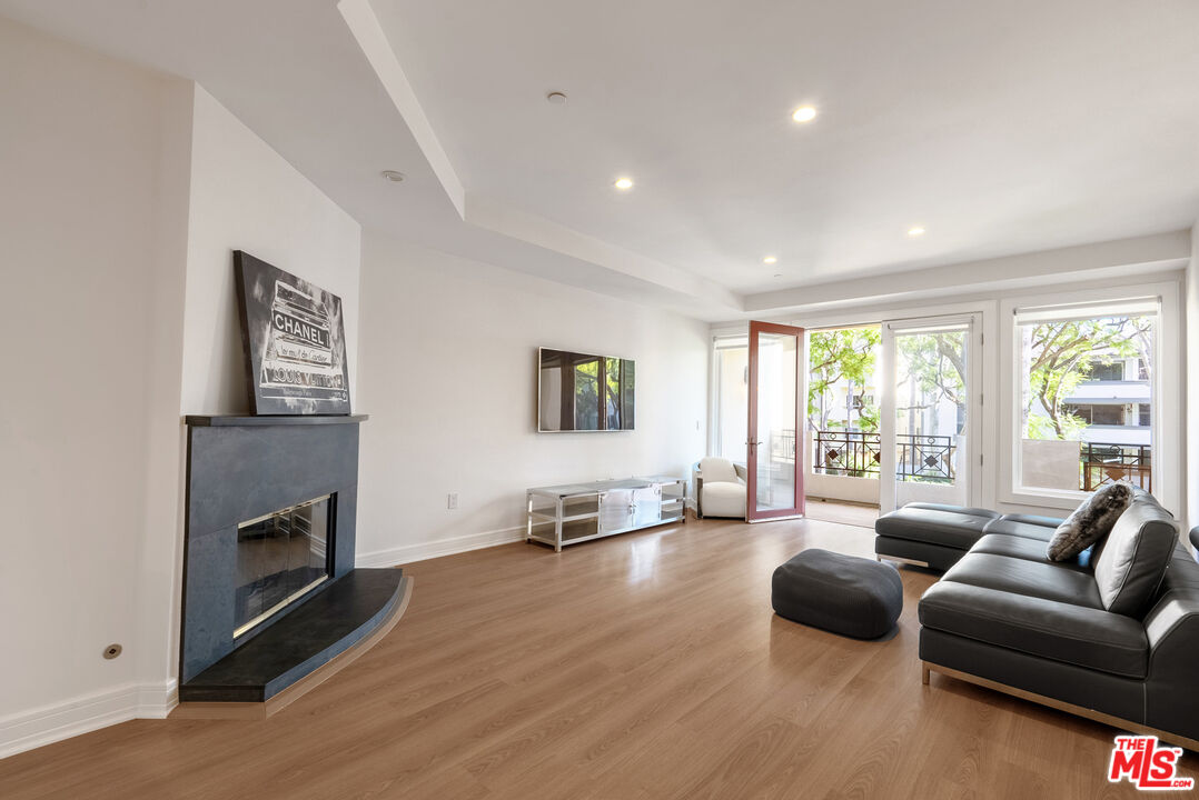 411 N Oakhurst Dr Unit: 210, Beverly Hills