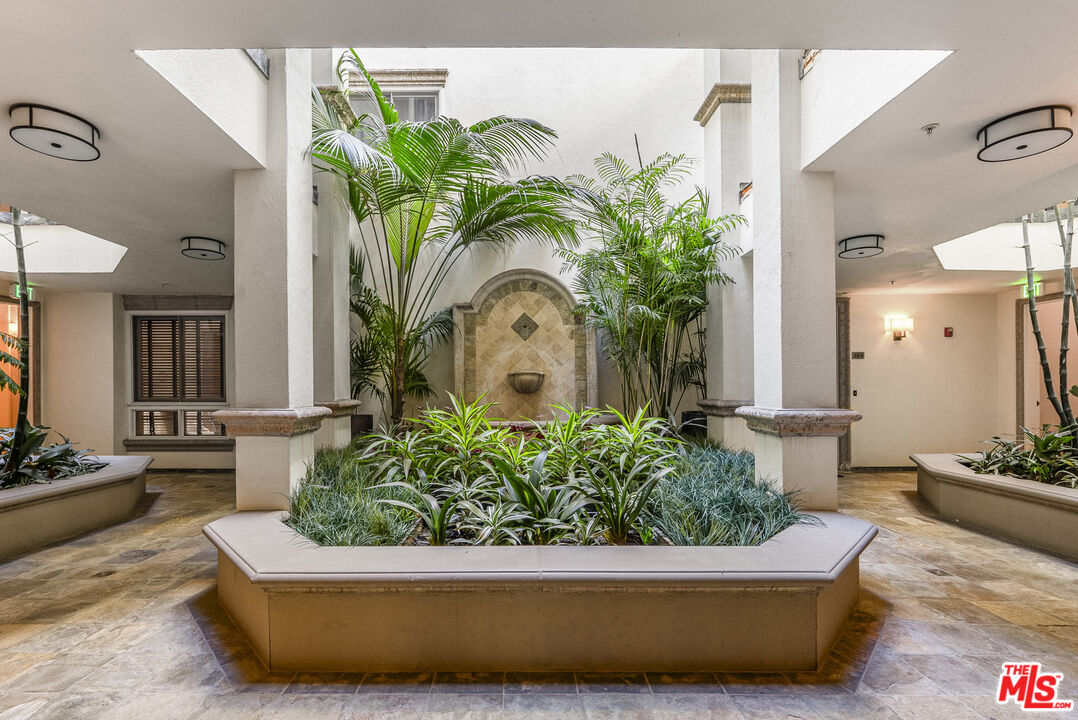 411 N Oakhurst Dr Unit: 210, Beverly Hills