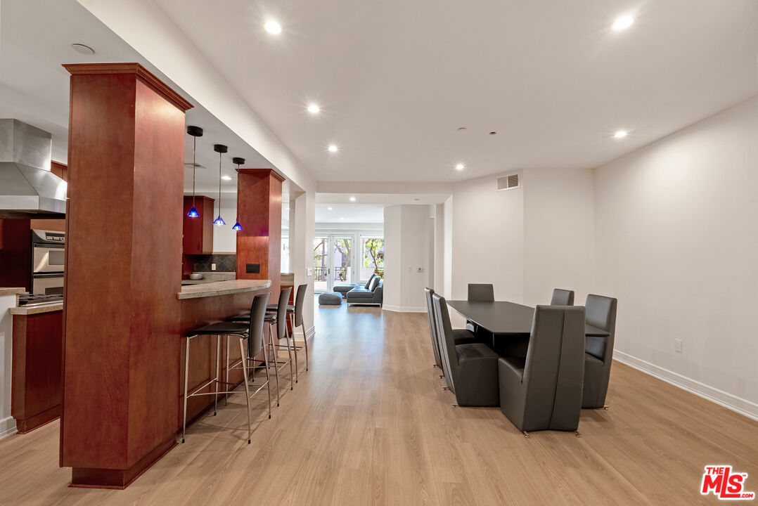 411 N Oakhurst Dr Unit: 210, Beverly Hills