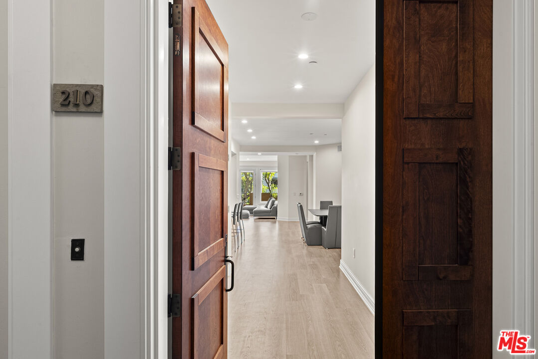 411 N Oakhurst Dr Unit: 210, Beverly Hills