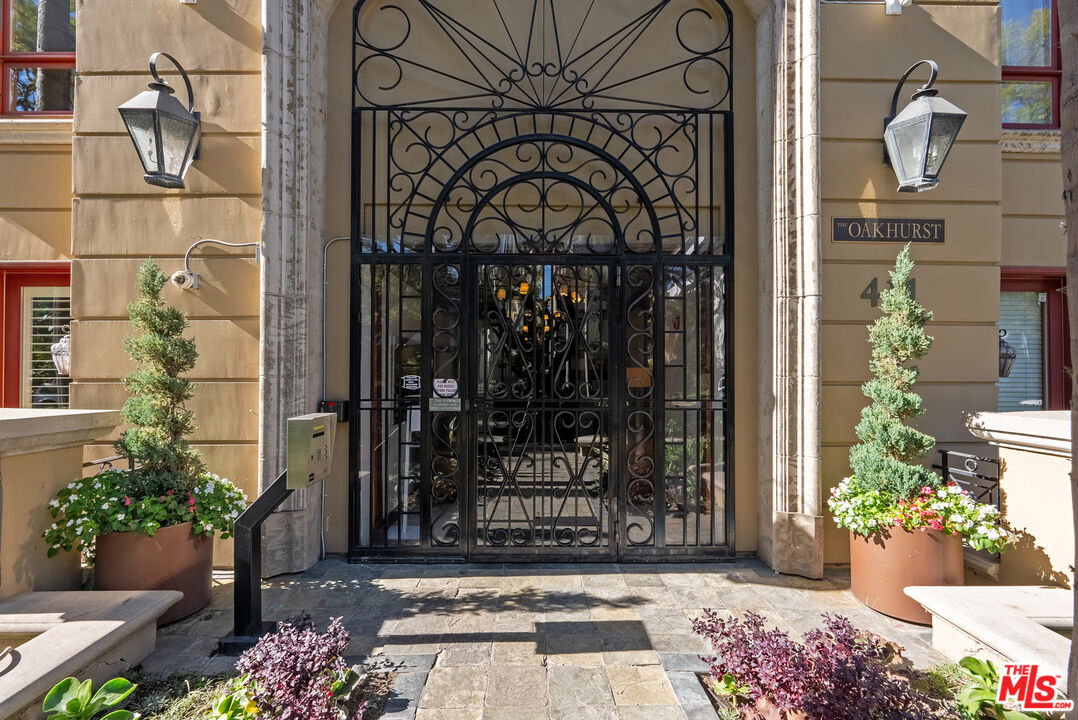 411 N Oakhurst Dr Unit: 210, Beverly Hills