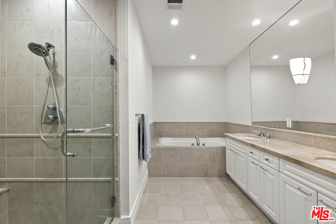 411 N Oakhurst Dr Unit: 210, Beverly Hills