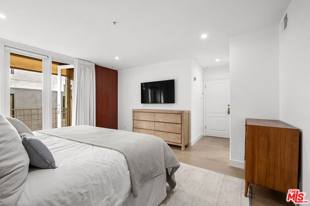 10575 Ashton Ave Unit: 301, Westwood