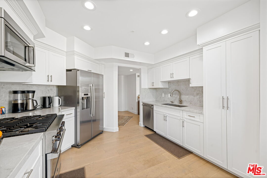 10575 Ashton Ave Unit: 301, Westwood
