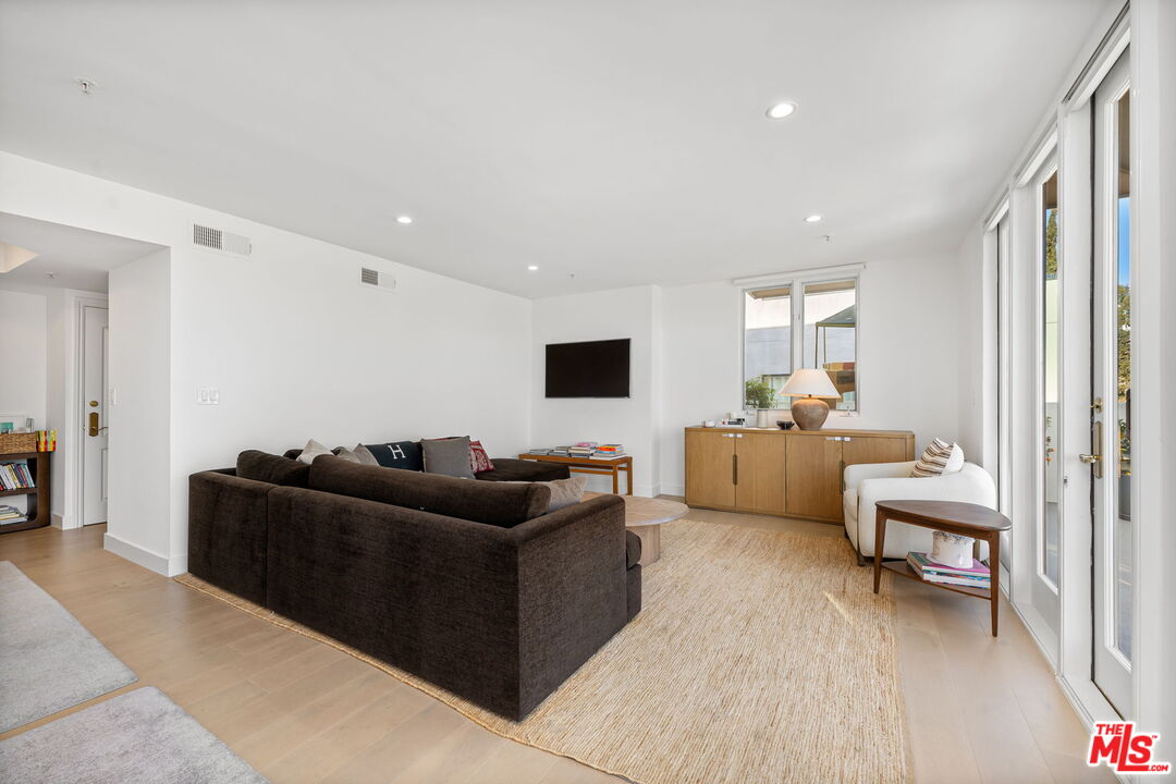 10575 Ashton Ave Unit: 301, Westwood