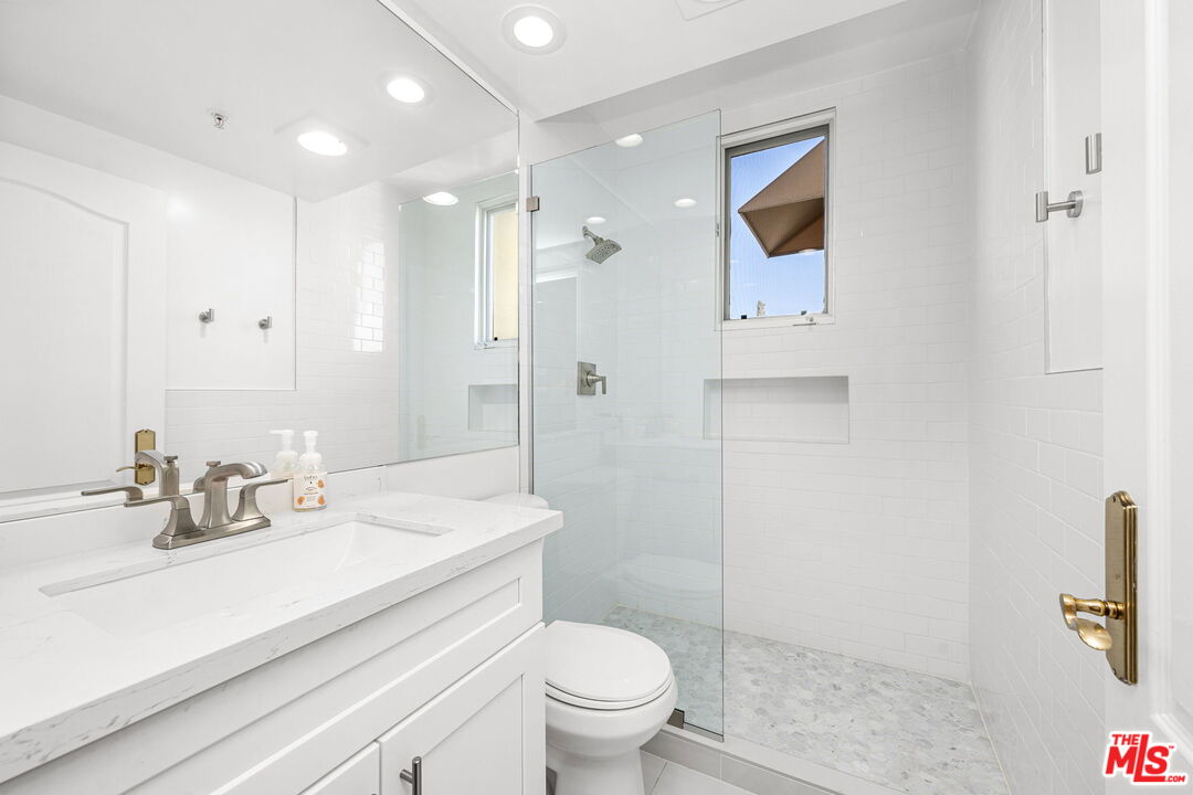 10575 Ashton Ave Unit: 301, Westwood