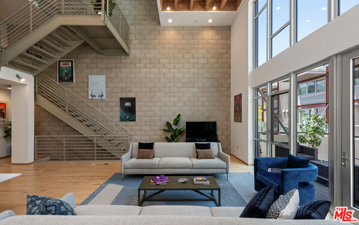 3450 Cahuenga Blvd Unit: 410, Hollywood Hills