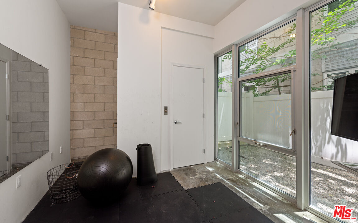 3450 Cahuenga Blvd Unit: 410, Hollywood Hills