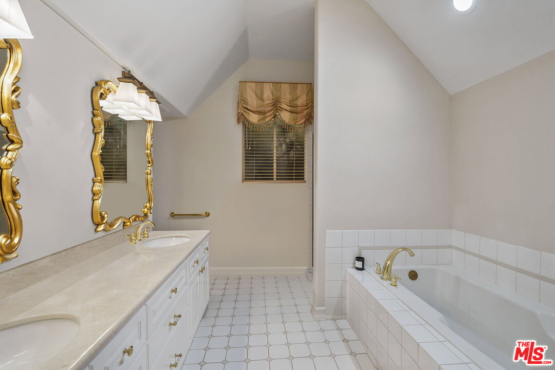11680 Montana Ave Unit: 104, Brentwood