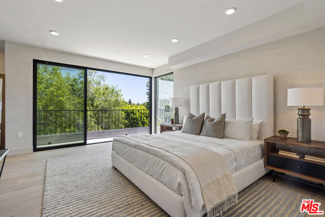 12304 Moorpark St Unit: 101