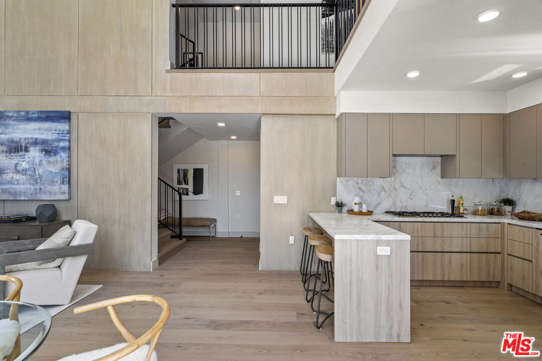 12304 Moorpark St Unit: 101